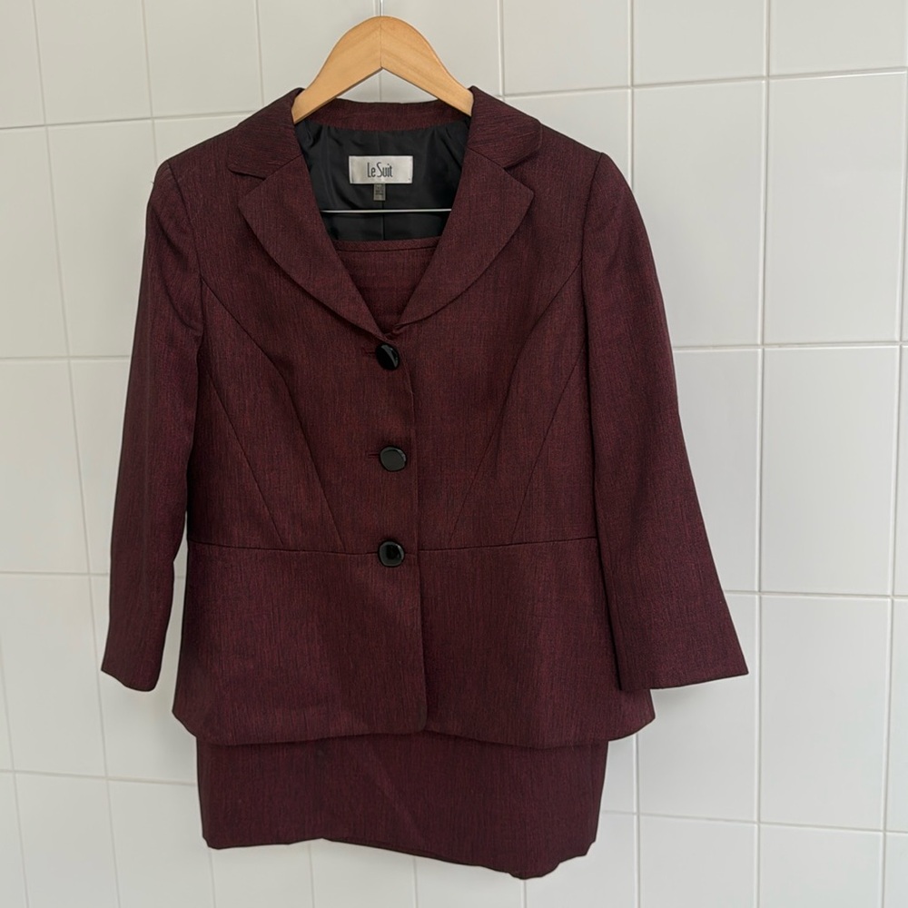 Lesuit size 12 dark maroon like new skirt suit